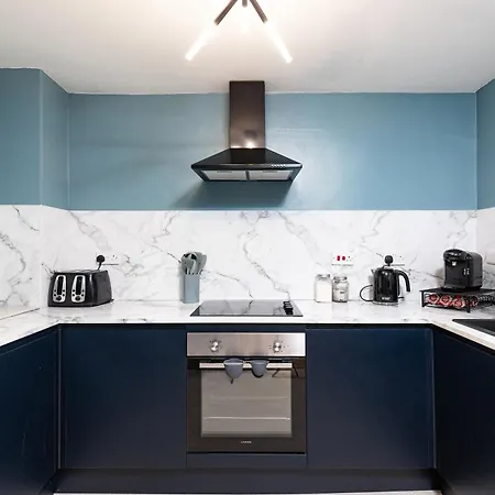 Stylish Seaside With King Beds And Parking *