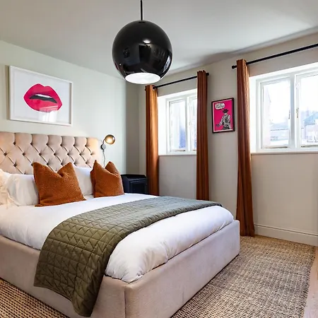 Stylish Seaside With King Beds And Parking דירה *