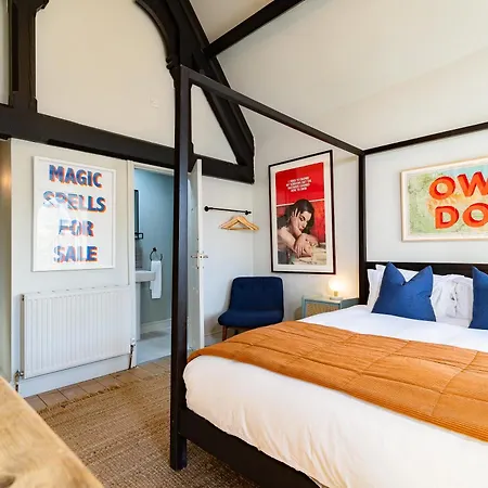 Stylish Seaside With King Beds And Parking Apartment