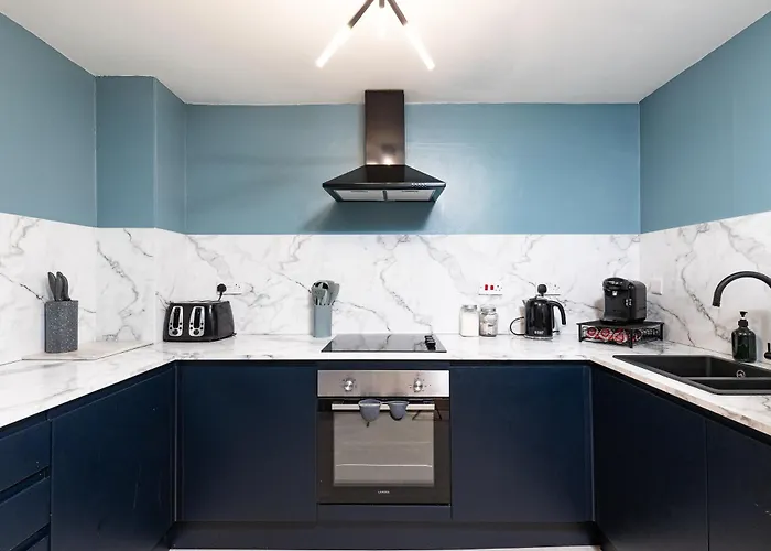 Stylish Seaside With King Beds And Parking *