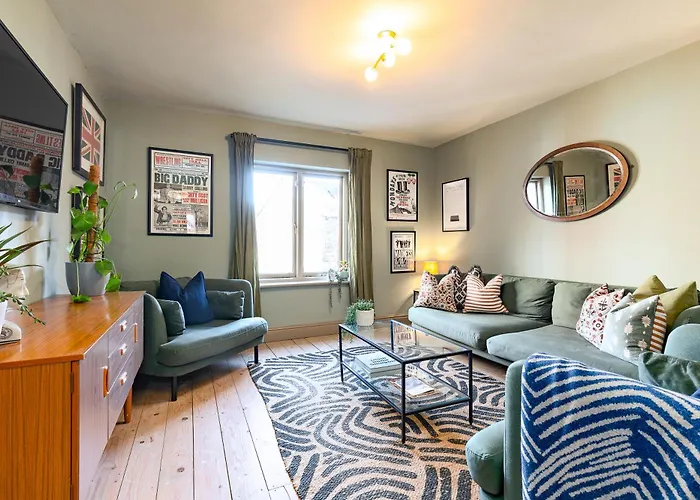 Stylish Seaside With King Beds And Parking Apartman