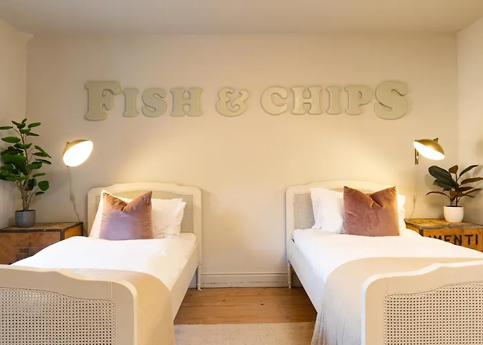 Stylish Seaside With King Beds And Parking Apartman Scarborough