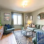 Stylish Seaside With King Beds And Parking شقة