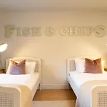 Stylish Seaside With King Beds And Parking شقة سكرابورو