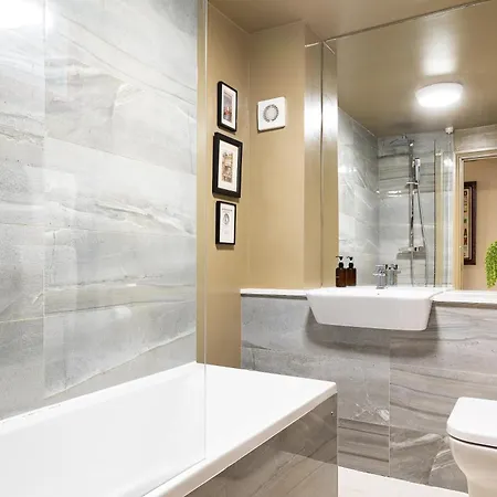 Stylish Seaside With King Beds And Parking شقة *