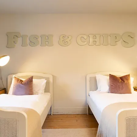 Stylish Seaside With King Beds And Parking Appartement Scarborough